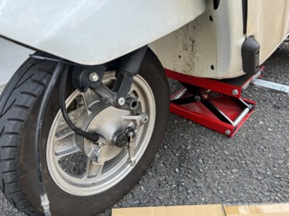 タイヤ交換時バイクの前輪をジャッキアップ